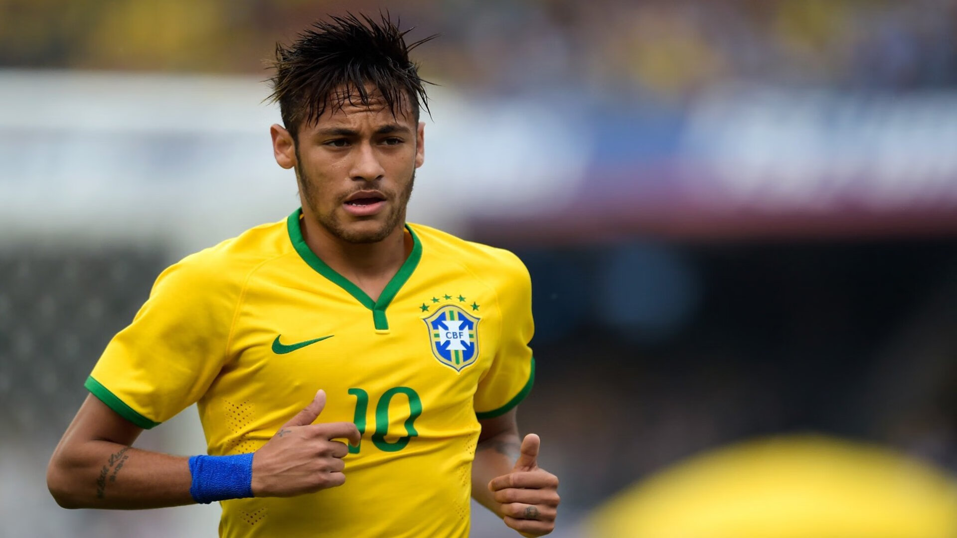 滑板亲子花式展示赛 家长牵着孩子轻松滑行